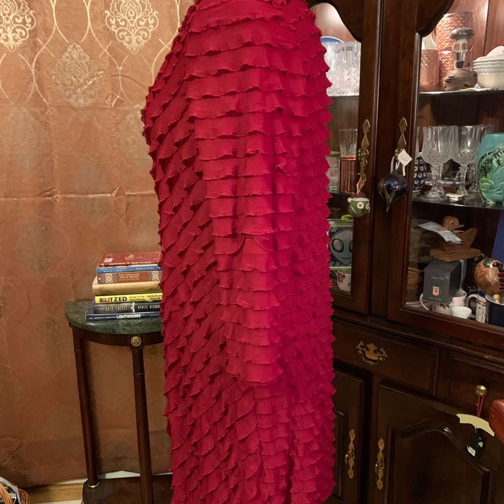 Elegant Red Ruffled Dress - Picture 6 of 8